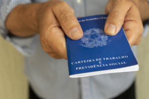 homem entregando carteira de trabalho