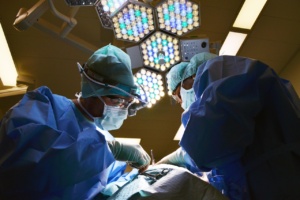 médicos fazendo cirurgia
