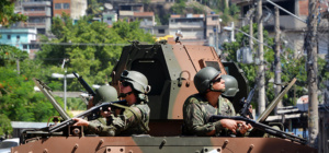 Militares em tanque durante operação no Complexo da Maré, na Zona Norte do Rio de Janeiro, em 2015