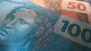 notas de 100 e 50 reais
