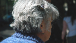 idosa de costas
