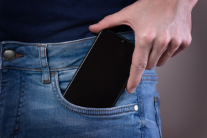 celular no bolso