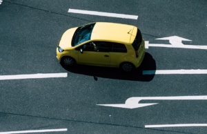 carro amarelo visto de cima