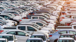 Sequência de carros estacionados em um pátio