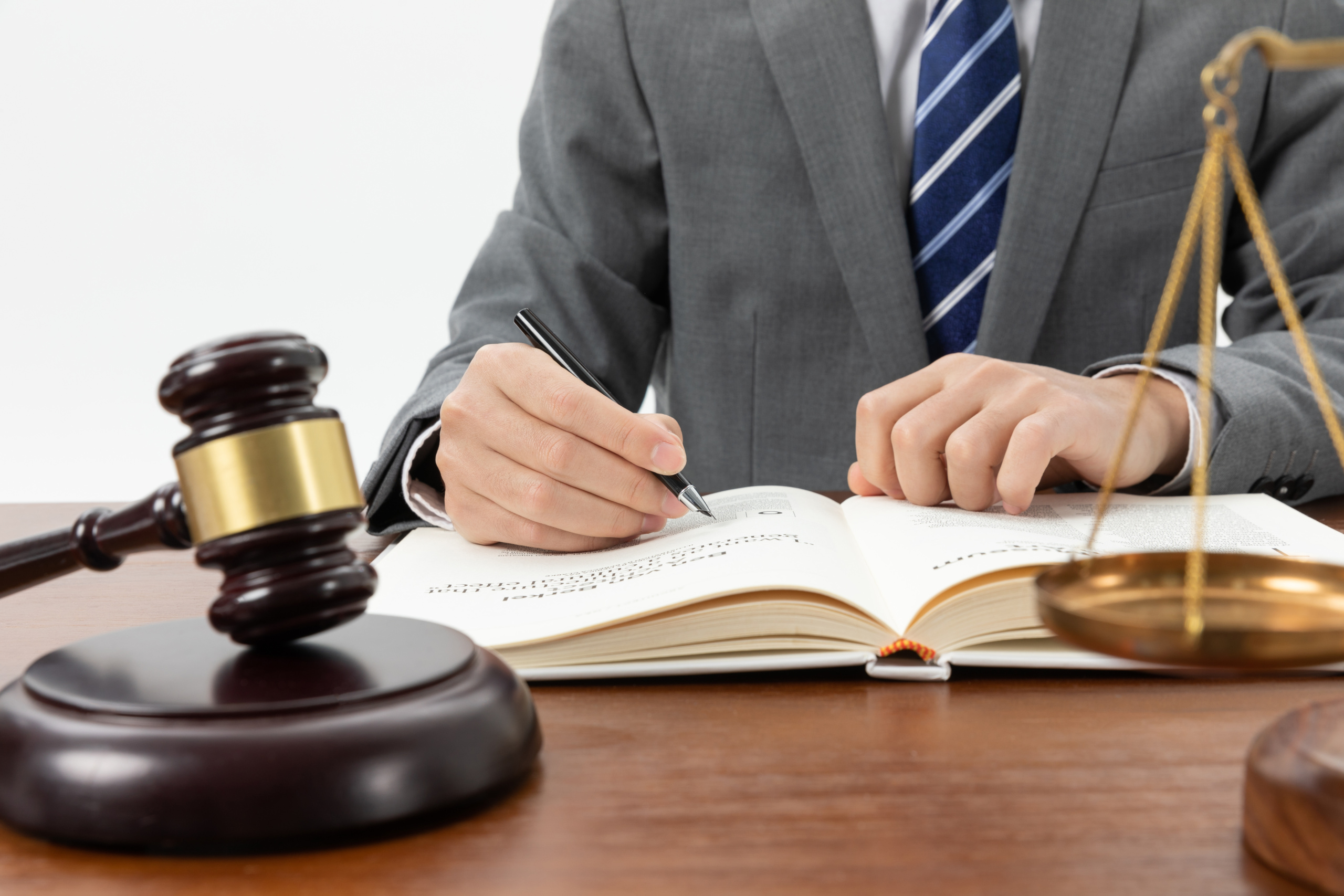 Julgadores entenderam que a aplicação do percentual legal de honorários que resulte em valor irrisório justifica arbitramento por equidade