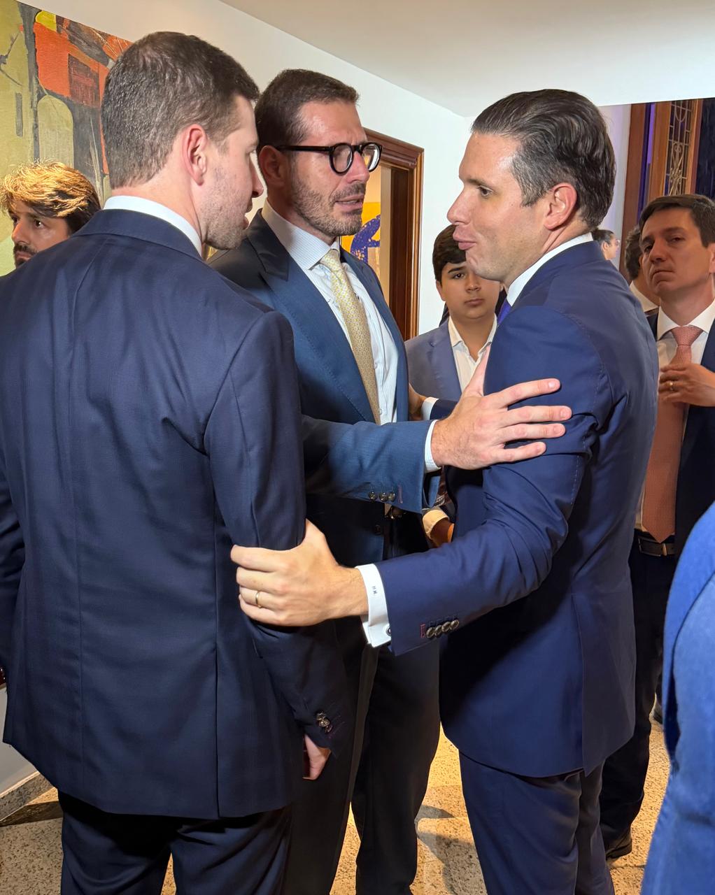 Rodrigo e Luís Felipe Salomão Filho com o presidente da Câmara, Hugo Motta
