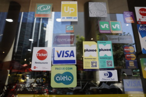 estabelecimento com adesivos de vários tíquetes alimentação