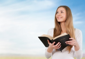 mulher evangélica católica cristã religiosa bíblia