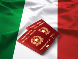 passaportes italianos sobre bandeira da Itália