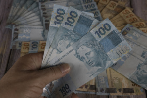 Juíza absolveu 12 réus (três empresários e nove policiais civis) das acusações de tentativa de lavagem de dinheiro e porte ilegal de arma