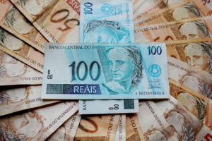 notas de 100 reais em cima de notas de 50 reais