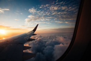 vista da asa do avião no céu