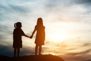crianças de mãos dadas órfãs meninas
