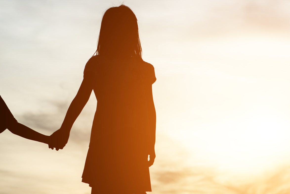 crianças de mãos dadas órfãs meninas