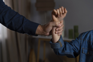 violência doméstica perseguição agressão