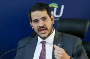 O advogado-geral da União, Jorge Messias assinou autorização para contratar advogados estrangeiros para atuar na extradição de fugitivos