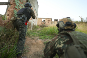 Rio de Janeiro (RJ), 03/09/2025 – Militares fazem demonstração de incursão em comunidade durante estágio de preparação para jornalistas para atuação em áreas de conflito, do Centro Conjunto de Operações de Paz do Brasil (CCOPAB), na Vila Militar, na zona oeste do Rio de Janeiro. Foto: Tomaz Silva/Agência Brasil
