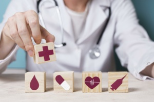 médica mostrando bloquinhos com símbolos de saúde