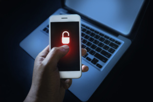 Bloqueio de celular oferecido como garantia é conduta abusiva, diz juíza
