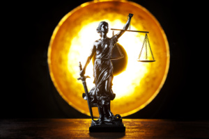estátua da Justiça, holofote atrás