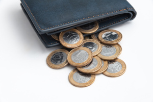 moedas de 1 real saindo de uma carteira