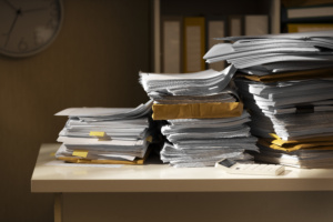 muitos documentos papéis litigância predatória excessivo volume alto