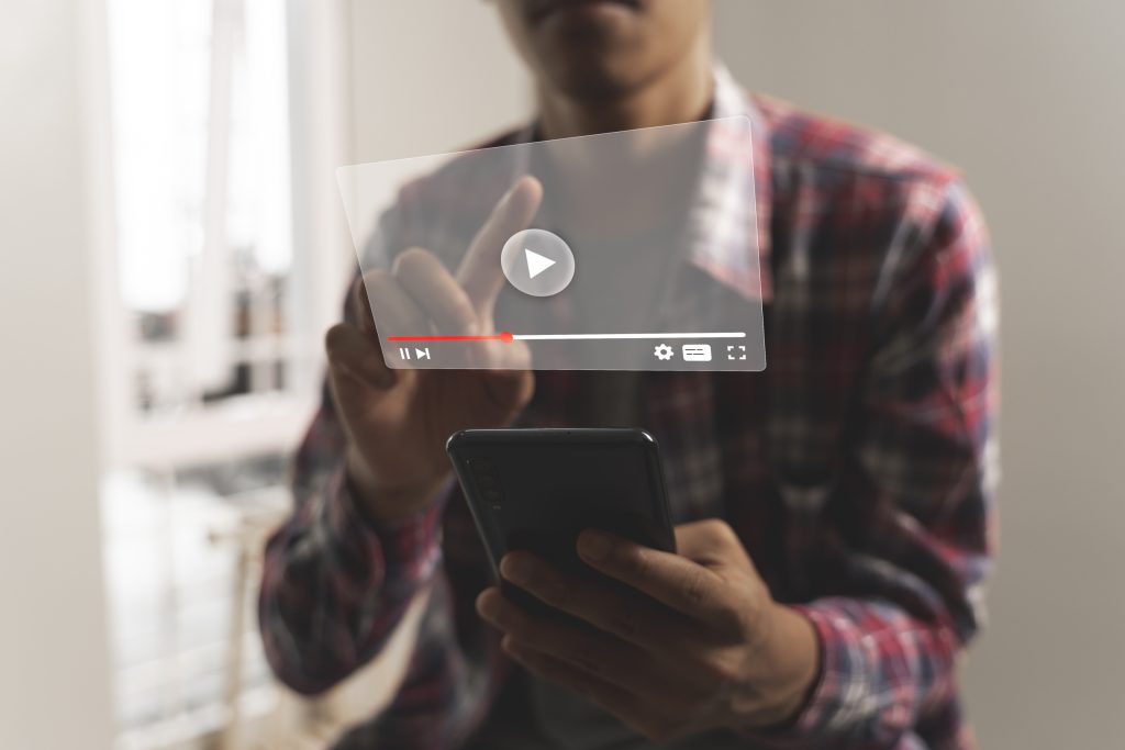 Homem assistindo vídeo no celular