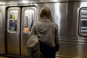 Roubo de celular em vagão gera indenização pelo Metrô de SP