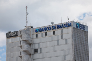 Apesar de reconhecer incompetência de varas da Fazenda Pública para julgar caso, juízo suspendeu provisoriamente repasses do BRB