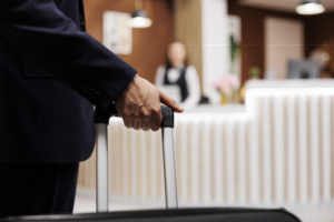 pessoa com mala em recepção de hotel
