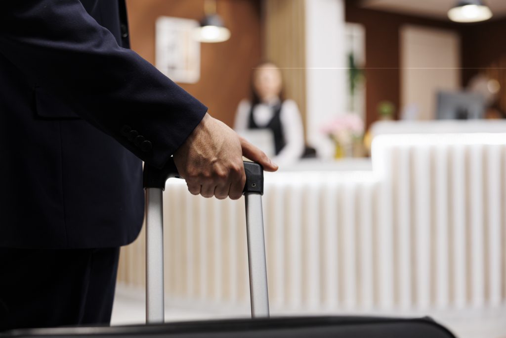 pessoa com mala em recepção de hotel