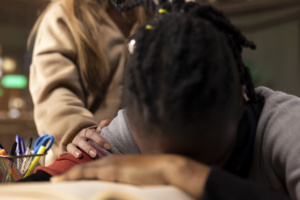 criança negra chorando na escola