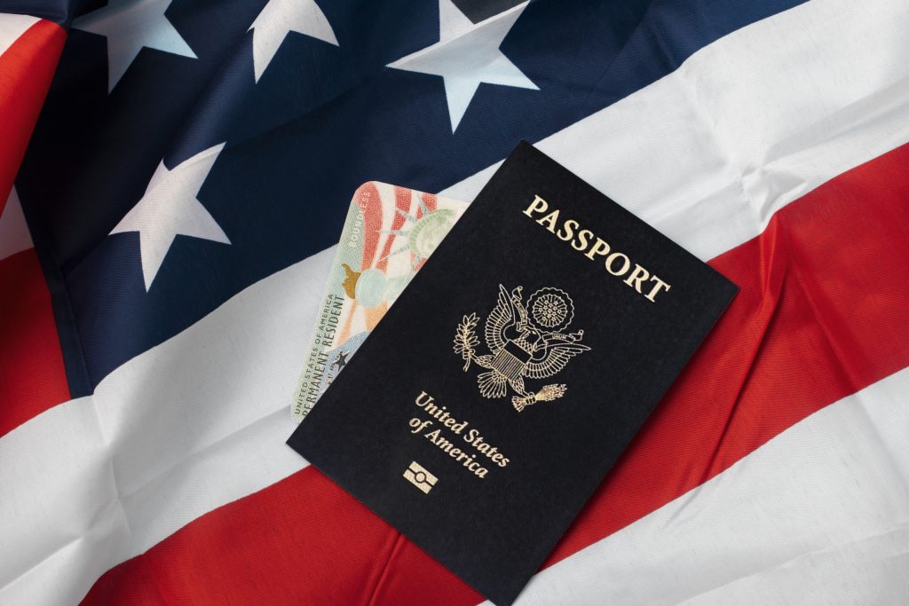 passaporte americano em cima da bandeira dos Estados Unidos