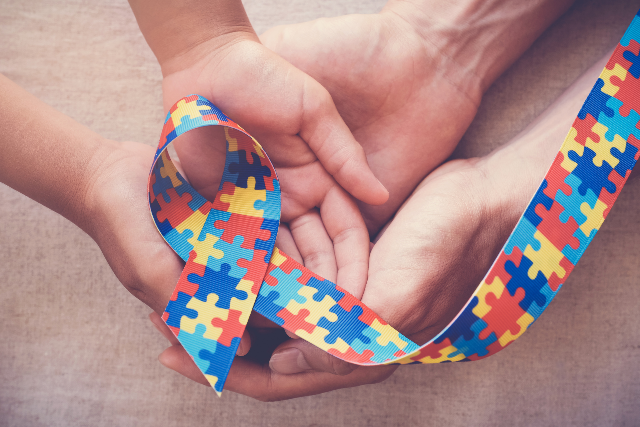 pessoa criança com autismo autista TEA transtorno do espectro autista