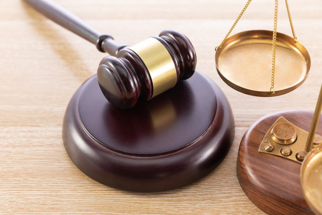 decisão judicial / martelo / justiça