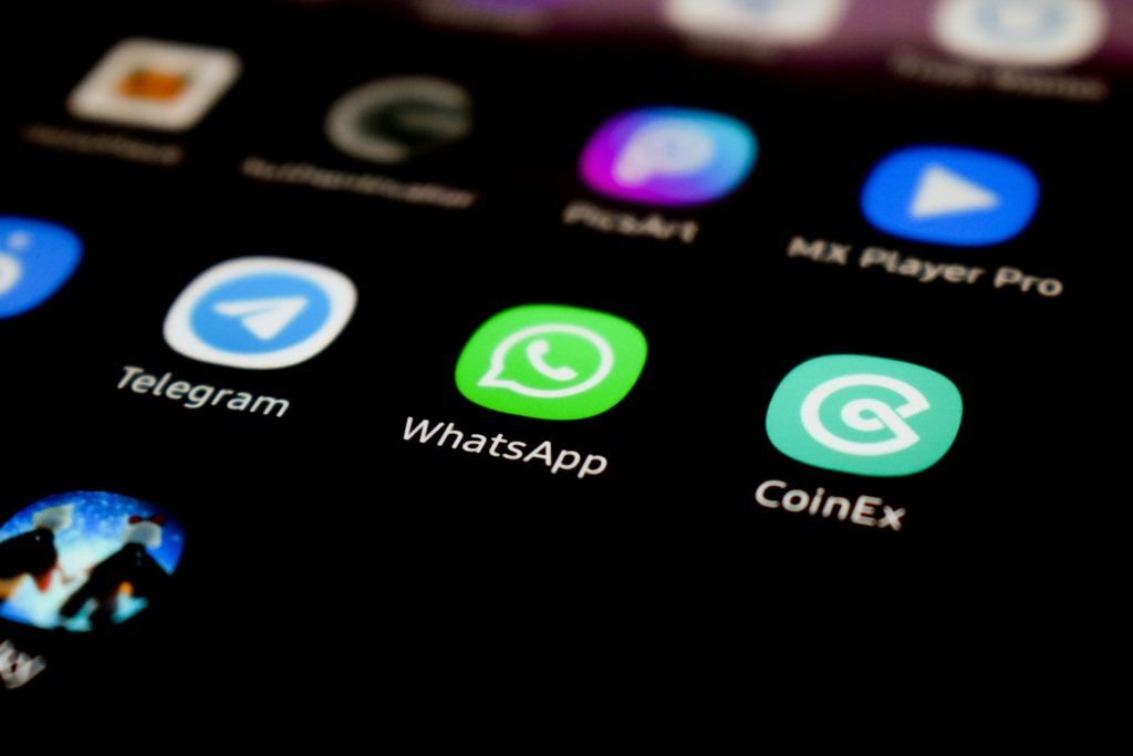 Juízo da Vara Estadual de Organizações Criminosas do TJ-SC entendeu que integrar grupo de WhatsApp não comprova participação em facção
