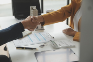 aperto de mãos contrato contratação negócios