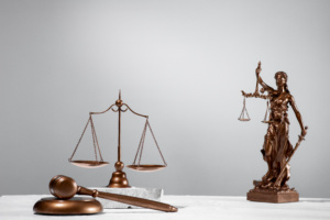 juiz juíza juízo martelo balança justiça