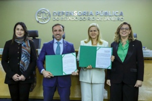 Defensor público-geral do Rio de Janeiro, Paulo Vinicius Cozzolino, e presidente da OAB-RJ, Ana Tereza Basilio (centro), assinam o acordo