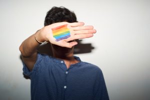 Empresas devem indenizar por associar orientação sexual a HIV