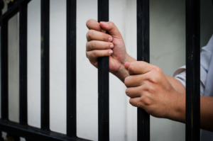 prisão detenção restrição de liberdade grades penitenciária cela
