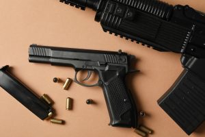 Penhora de armas de fogo é válida para quitar dívida trabalhista
