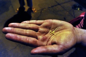 dependente químico exibe pedras de crack