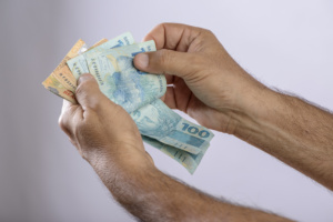 mão contando dinheiro pagamento liquidação