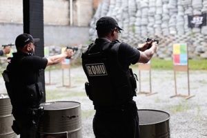 Guardas municipais praticando tiro