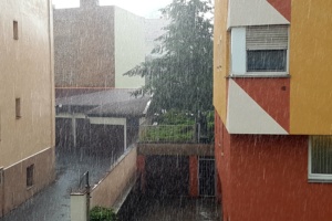 Chuva intensa tempestade alagamento esgoto
