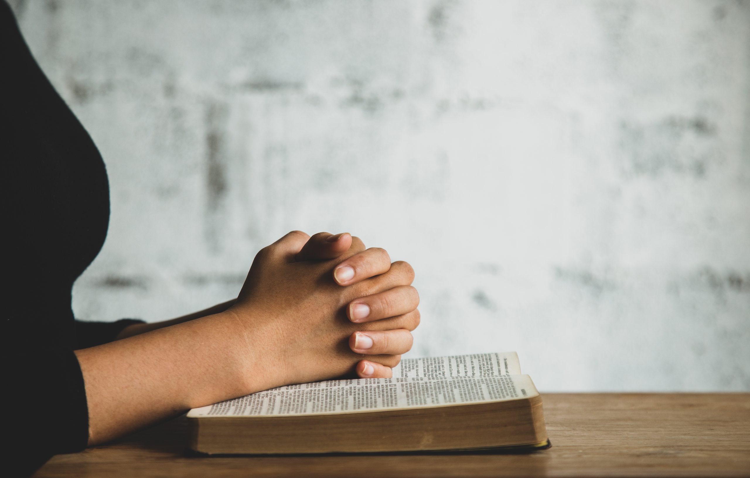 Atuação de esposa de pastor em igreja não caracteriza vínculo de emprego