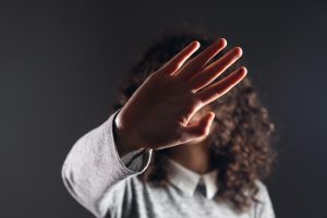 Beijo forçado é ato libidinoso e caracteriza crime de importunação sexual