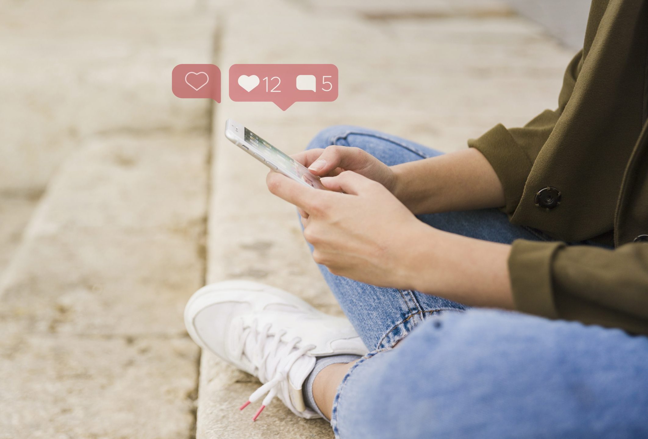 Mulher terá que excluir fotos com ex-companheiro e parentes das redes sociais