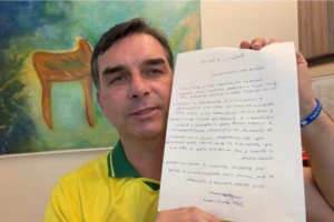 Senador Flávio Bolsonaro lendo carta de Jair Bolsonaro